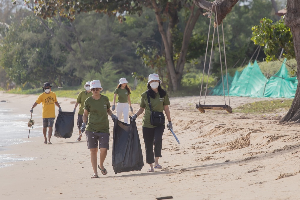 Sustainability, Beach Clean Up, Rayong Dive Center, Havaianas ชวน โตโน่-ภาคิน, อนุรักษ์ธรรมชาติ, ฮาวายานัส, แคมเปญรักษ์โลกอย่างยั่งยืน, กิจกรรมเก็บขยะริมชายหาด