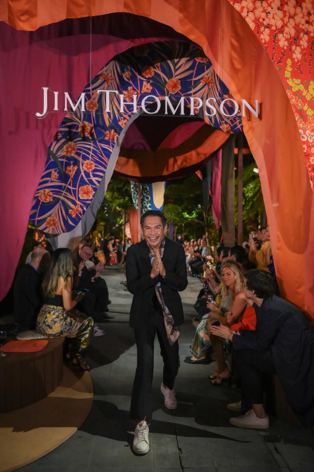 แฟชั่นโชว์ครั้งแรกของ จิม ทอมป์สัน, 42 ลุคสุดปัง, Jim Thompson Heritage Quarter, -พฤกษ์ พานิช, นุนิว-ชวรินทร์ เพริศพิริยะวงศ์, Silk Fabric Dance