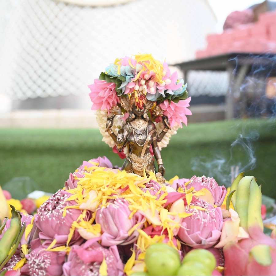 วาราลักษมี วรัทตัม, RAVIPA, ถวายดอกไม้แก่พระแม่ลักษมี, สมาคมผู้ประกอบวิสาหกิจในย่านราชประสงค์, วันแห่งการบูชาองค์พระแม่ลักษมี, เทวีแห่งความมั่งคั่งร่ำรวย, เป็นศรีแห่งทรัพย์, ประทานพรแห่งรัก