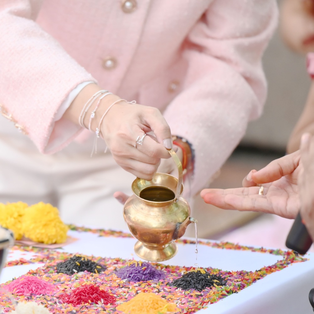 วาราลักษมี วรัทตัม, RAVIPA, ถวายดอกไม้แก่พระแม่ลักษมี, สมาคมผู้ประกอบวิสาหกิจในย่านราชประสงค์, วันแห่งการบูชาองค์พระแม่ลักษมี, เทวีแห่งความมั่งคั่งร่ำรวย, เป็นศรีแห่งทรัพย์, ประทานพรแห่งรัก