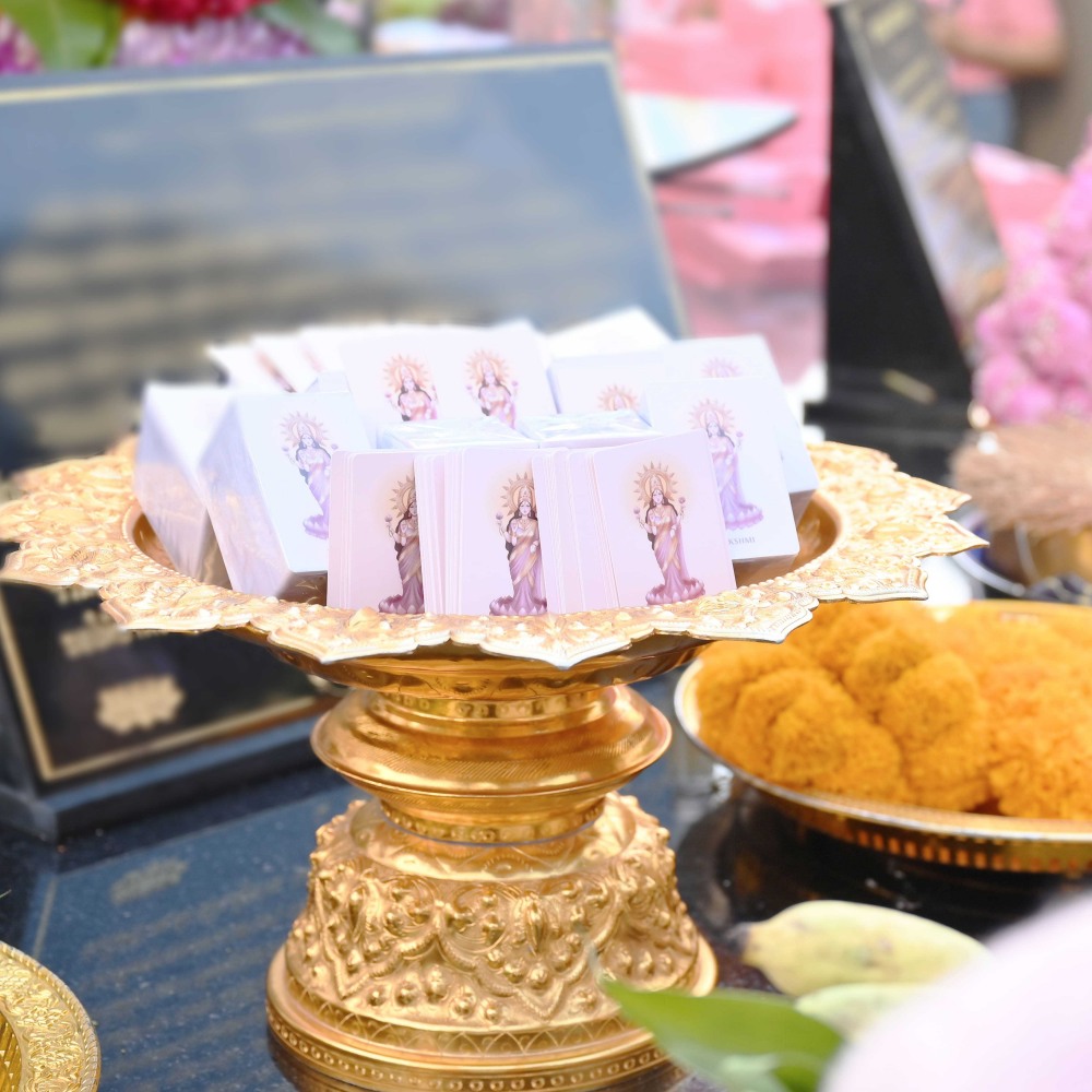 วาราลักษมี วรัทตัม, RAVIPA, ถวายดอกไม้แก่พระแม่ลักษมี, สมาคมผู้ประกอบวิสาหกิจในย่านราชประสงค์, วันแห่งการบูชาองค์พระแม่ลักษมี, เทวีแห่งความมั่งคั่งร่ำรวย, เป็นศรีแห่งทรัพย์, ประทานพรแห่งรัก