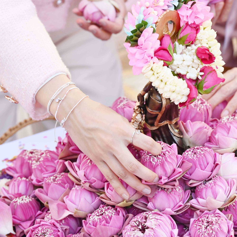 วาราลักษมี วรัทตัม, RAVIPA, ถวายดอกไม้แก่พระแม่ลักษมี, สมาคมผู้ประกอบวิสาหกิจในย่านราชประสงค์, วันแห่งการบูชาองค์พระแม่ลักษมี, เทวีแห่งความมั่งคั่งร่ำรวย, เป็นศรีแห่งทรัพย์, ประทานพรแห่งรัก